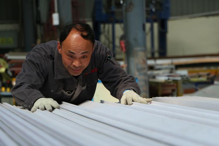 摄影:索国利2019年4月,惠民何坊镇一工厂工人在检验产品质量光明使者